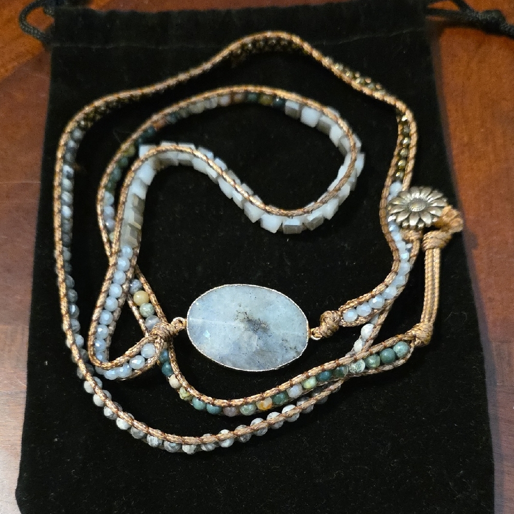 Elegant Beaded Bracelet with Gold Accents EUC